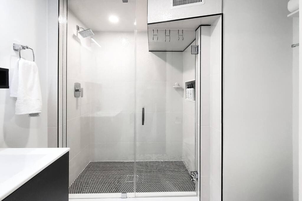Renovated Guest Suite Near The Lake & High Park In Toronto! מראה חיצוני תמונה
