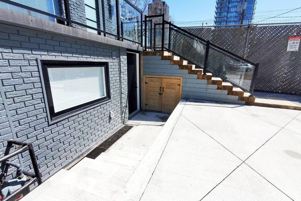 Renovated Guest Suite Near The Lake & High Park In Toronto! מראה חיצוני תמונה
