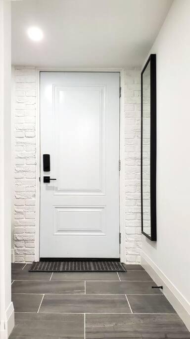 Renovated Guest Suite Near The Lake & High Park In Toronto! מראה חיצוני תמונה